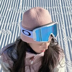 ssense OAKLEY雪镜合集 封面同款$93 粉色球面雪镜$105