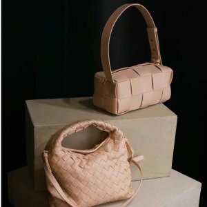 猛降 Bottega Veneta折上折？绝美莲花粉半月包$1464