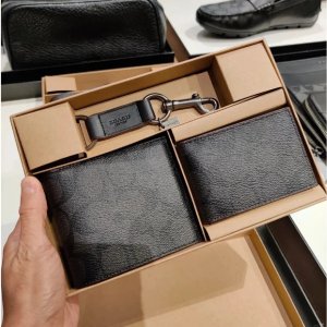 Coach 奥莱礼盒专场 送礼不费力 手包礼盒$54(原$180)