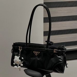 快冲！Prada 疑似霸哥价！比欧洲退税还便宜！乐福鞋€736