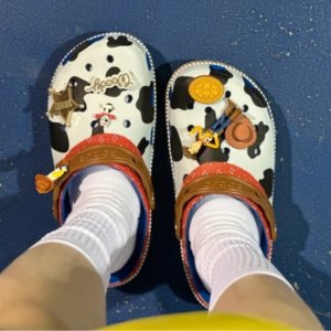 Crocs 罕见折联名款 | 尤达宝宝$29(原$84)、封面胡迪$42