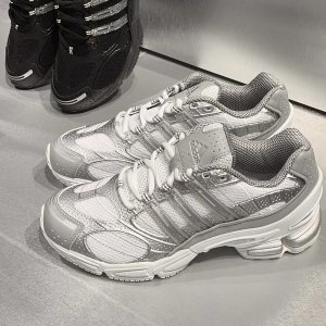 Adidas银色复古潮的神OZWEEGO Pro 银色运动鞋