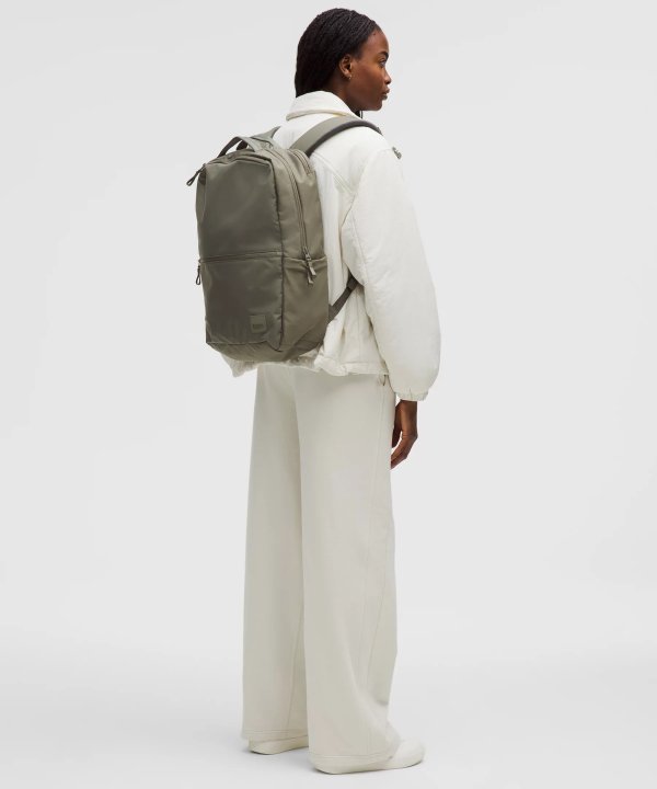 双拉链双肩包 22L