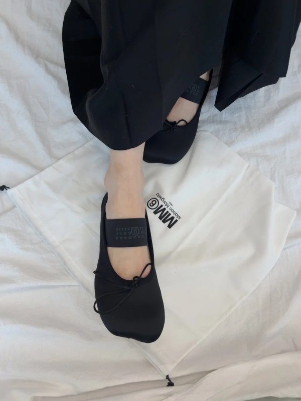 Black Satin Pointe Logo 芭蕾鞋
