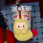 labubu 新款「怪味便利店」系列挂件官宣上线🍤还是个耳机包？