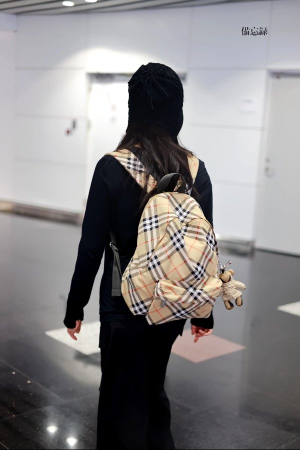 格纹双肩包