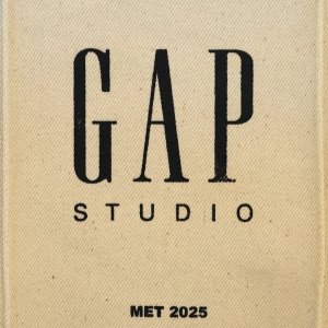 3折起+额外5折+额外8折GAP 折扣区精选 | 收腰面包服史低$35、休闲风开衫$28