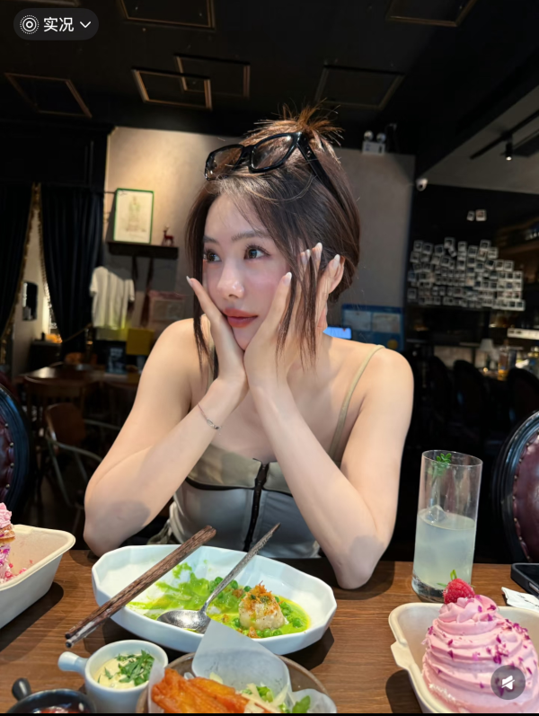 米白色撞色饰边背心

