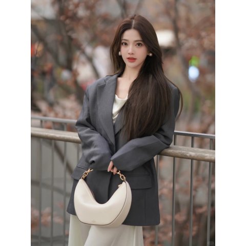 Valentino国内￥13200 杨紫、李沁、孟子义、《白莲花3》同款小号月亮包白色@一颗希仔