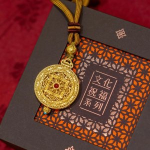 满享8.8折 微糖蝴蝶结耳钉€329周生生 喊你买黄金啦🍀王嘉尔同款999.9金葫芦项链€2298