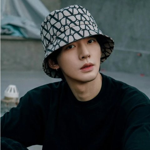 Valentino邓为同款logo渔夫帽