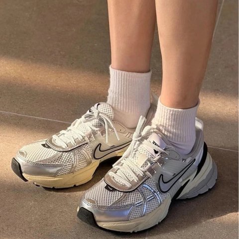 Nike又便宜了十几欧V2K RUN 复古运动鞋 银色