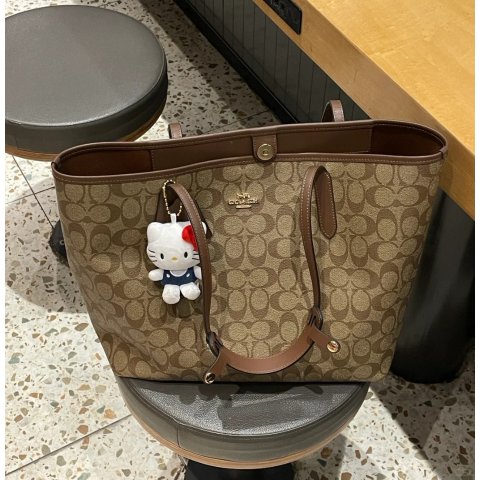 Coach火了10年 特别能装Coach City 手提包 标志帆布