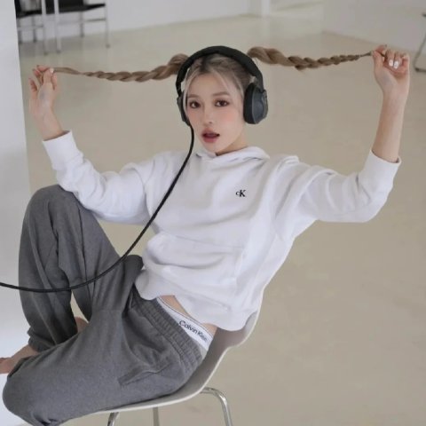 无帽款小标卫衣