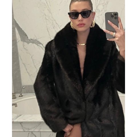 Seventy巨暖的长款毛毛外套！Hailey上身相似款Seventy 双排扣束腰外套