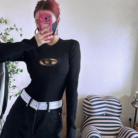 Diesel送给我的辣妹 @石舒萌镂空logo针织衫