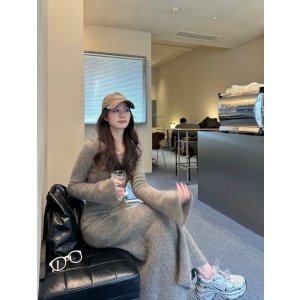 超舒服的针织裙子！相似款@芮林erChristmas 毛呢吊带连衣裙 开衩中长款