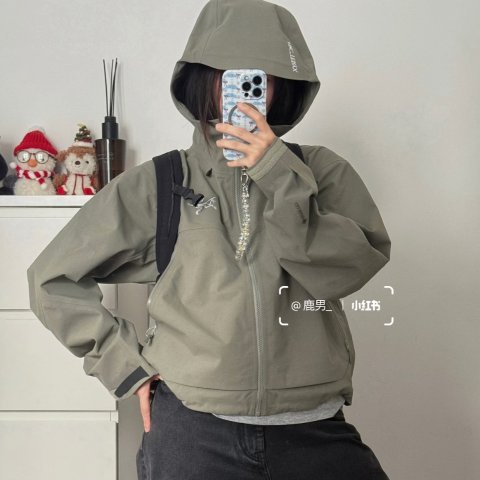 Arc teryx图片来自@鹿男ALTIRA 橄榄色夹克