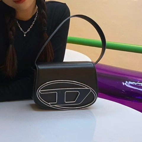 1Dr Logo Plaque 手拿包