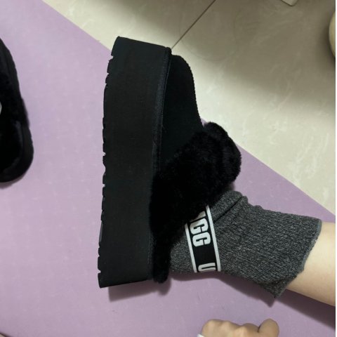 UGG毛绒拖鞋