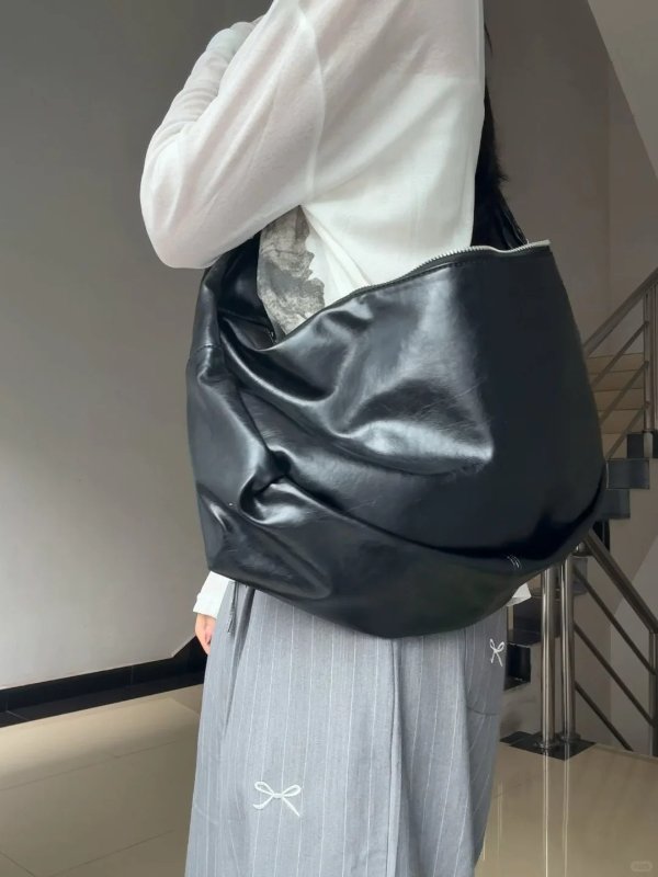  Alma 黑色单肩包