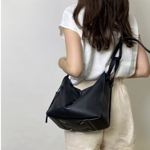 Loewe黑色牛皮吊床包