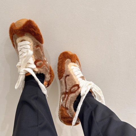 Loewe太可爱了！Balenciaga Runner 2.0 羊毛运动鞋