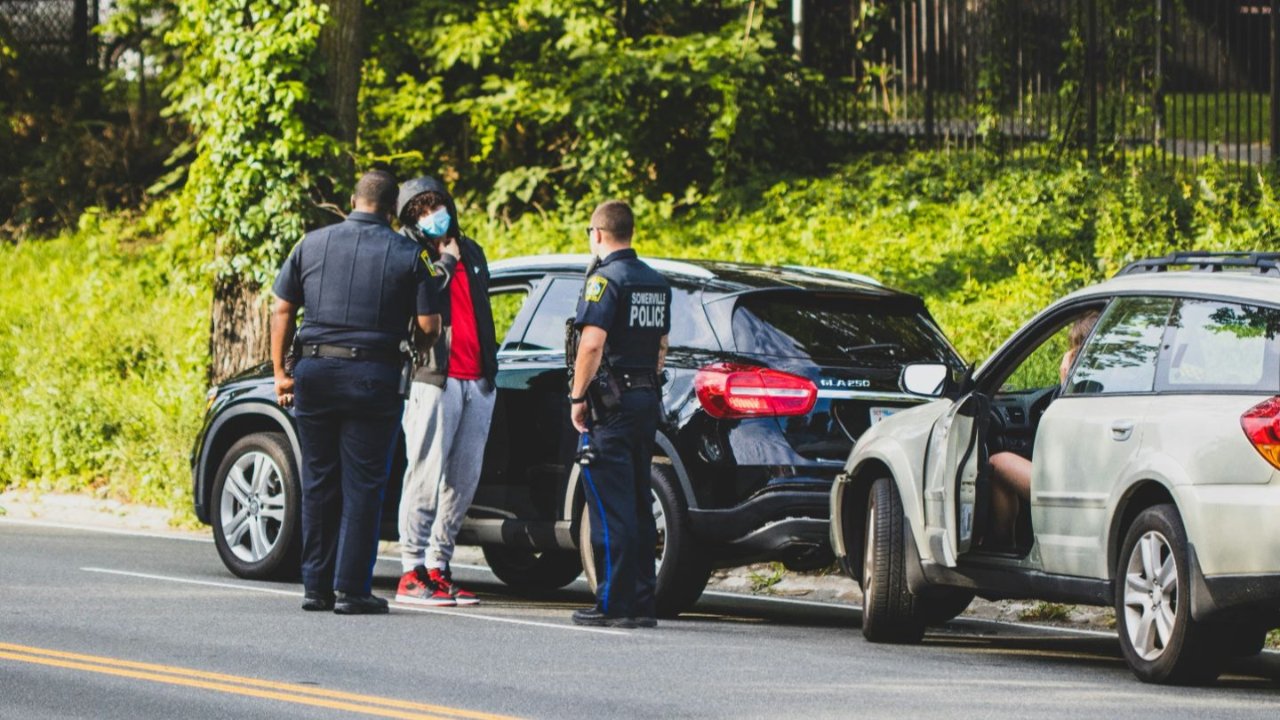 惨烈车祸！14岁少年疑因"笑气"驾车失控冲入泳池！3名青少年溺水生亡！