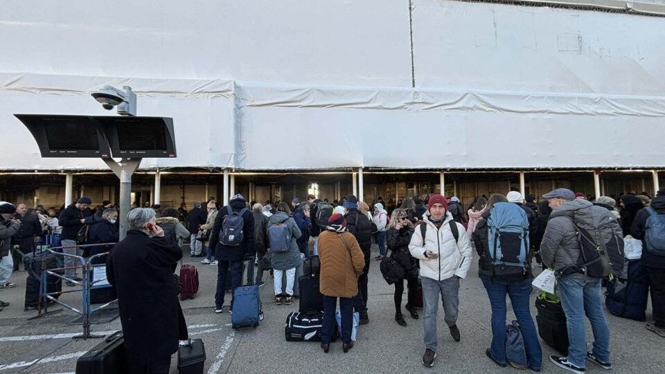 🤯巴黎里昂车站突发“爆炸”疏散！发生了什么？