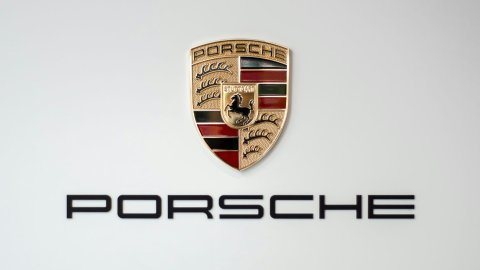 保时捷德国工厂惊爆降薪裁员风险，5500个岗位悬了！每四个职位就有一个不稳