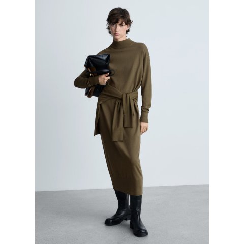 针织高领连衣裙