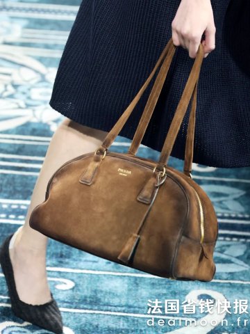 Prada秀场同款Prada 可可色中号保龄球包