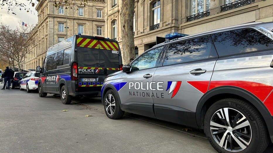 巴黎上演《碟中谍》？劫匪挖地道直通珠宝店，结果被卡保险柜！