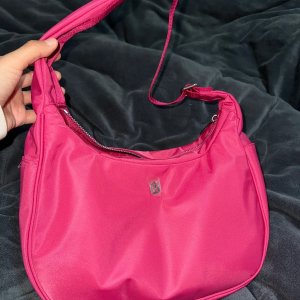 City Essentials 单肩包 4L