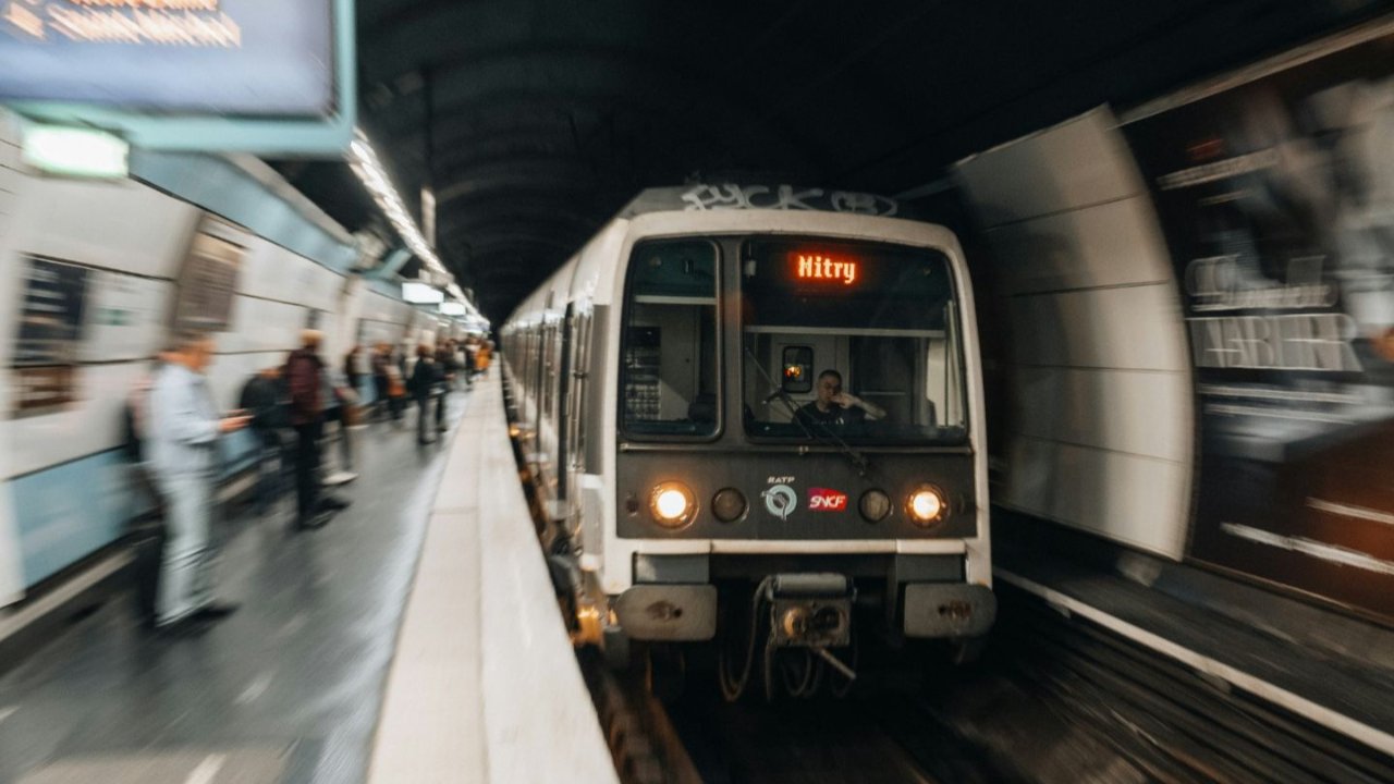 巴黎地铁8号线停运逾一小时，乘客被困车厢！部分路段仍受阻