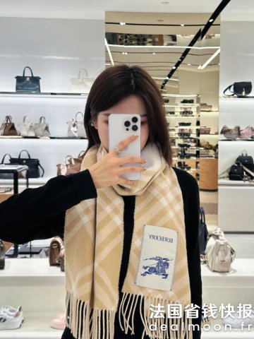 Burberry@Mia HouSeide-Wolle 格纹围巾 米色