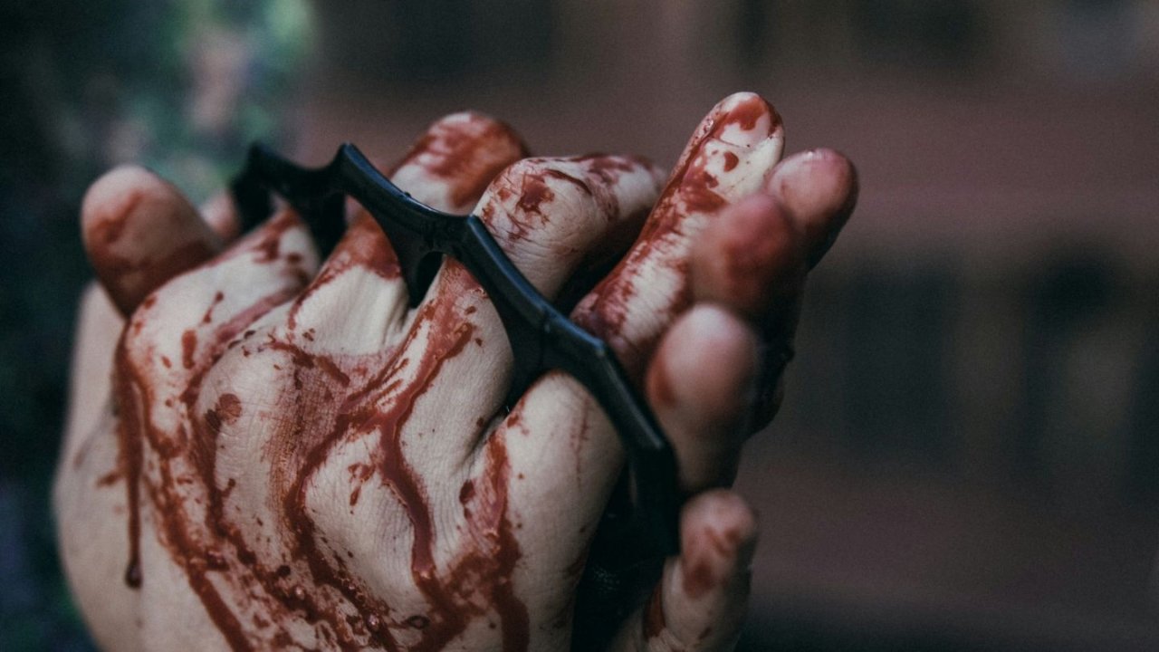 涉毒仇杀案！19岁青年遭酷刑杀害焚尸，行凶过程竟被直播！八名嫌疑人被捕