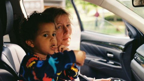 离谱！德国妈妈高速上边玩手机边开车，竟让一岁宝宝握方向盘！