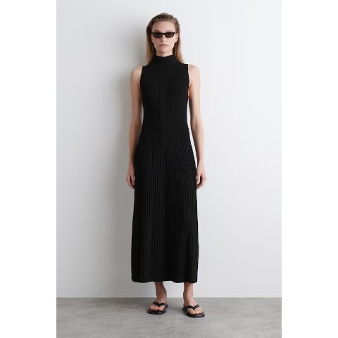 COS褶皱高领长裙