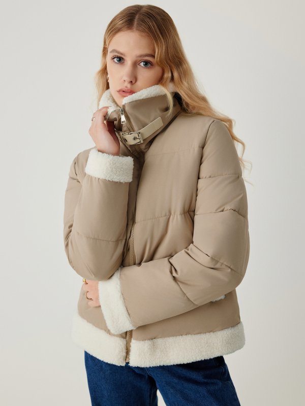 浅卡其色绒面夹克