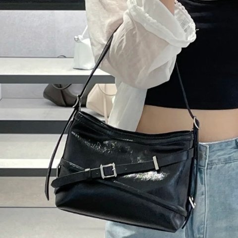 Charles & KeithBryna Buckled 单肩包 黑色@丑妮燕子