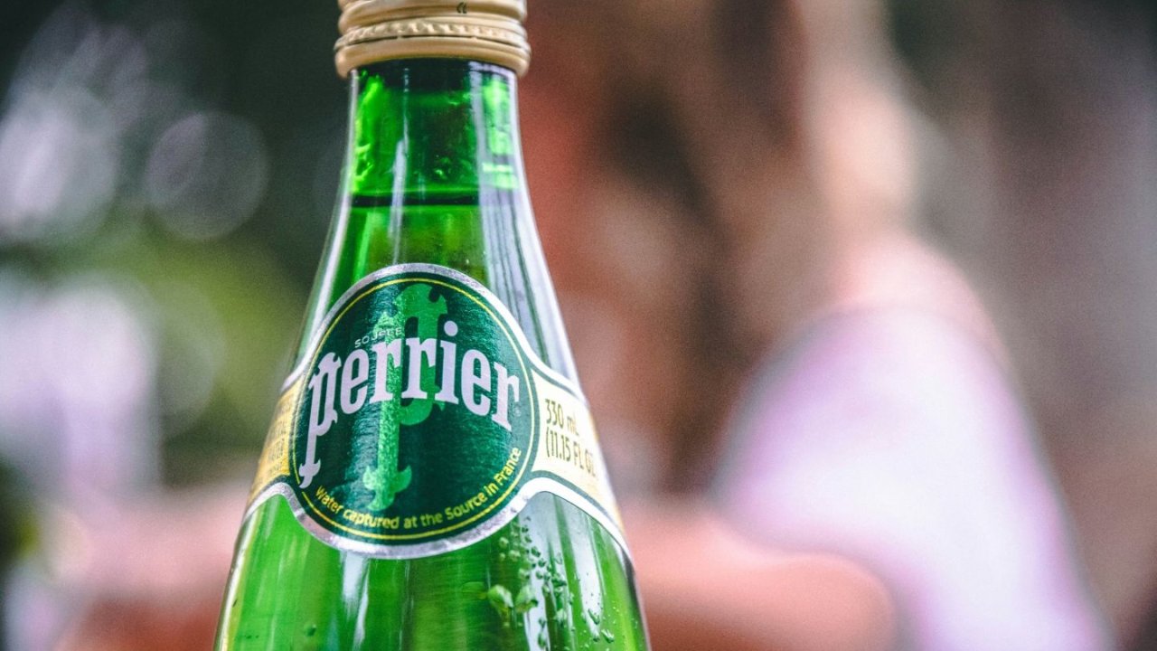 惊爆！巴黎水400万瓶产品被爆细菌超标，“天然矿泉水”金字招牌恐不保？