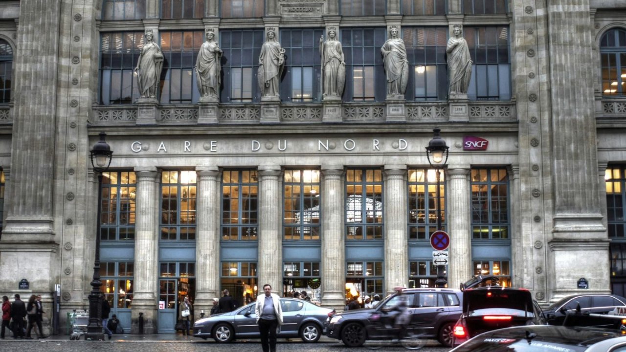 巴黎北站街头惊魂！流浪汉无差别袭击两名女性，一人伤势不轻送医