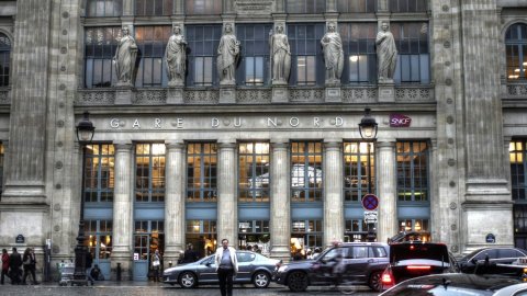 巴黎北站街头惊魂！流浪汉无差别袭击两名女性，一人伤势不轻送医