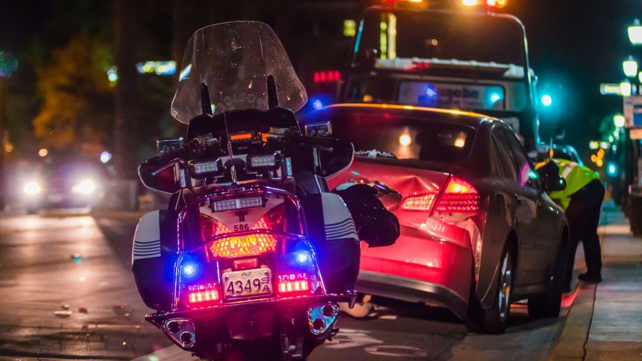 巴黎深夜惊魂！网约车司机瞌睡闯祸，行人被撞命悬一线，四人受伤！