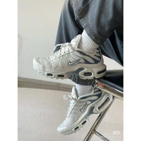 Off-White Air Max Plus 运动鞋