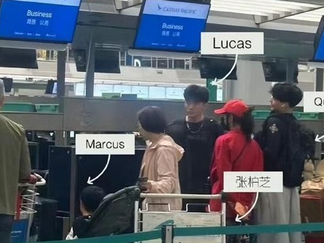张柏芝携三子现身机场，18 岁长子...
