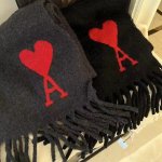 Ami Paris 软糯包裹整个冬天 爱心羊毛围巾€98 羊驼绒围巾€196
