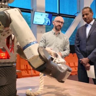 波士顿动力Atlas进工厂，AI机器人开...