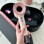 Dyson 戴森冬促暴跌！封面落日玫瑰吹风机€399